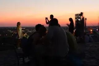 20210921_München in Bildern_Sonnenuntergänge Sonnenuntergang auf dem Olympiaberg an einem lauen Sommerabend.