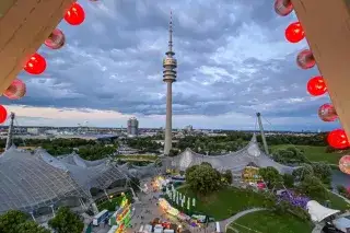 Blick aus dem Riesenrad auf das Sommerfestival im Olympiapark. Blick aus dem Riesenrad auf das Sommerfestival im Olympiapark.