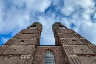 Frauenkirche - Ansicht der Türme von unten Frauenkirche - Ansicht der Türme von unten