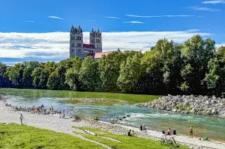 Isar bei der Reichenbachbrücke mit St. Maximilian an sonnigem September-Nachmittag Isar bei der Reichenbachbrücke mit St. Maximilian an sonnigem September-Nachmittag